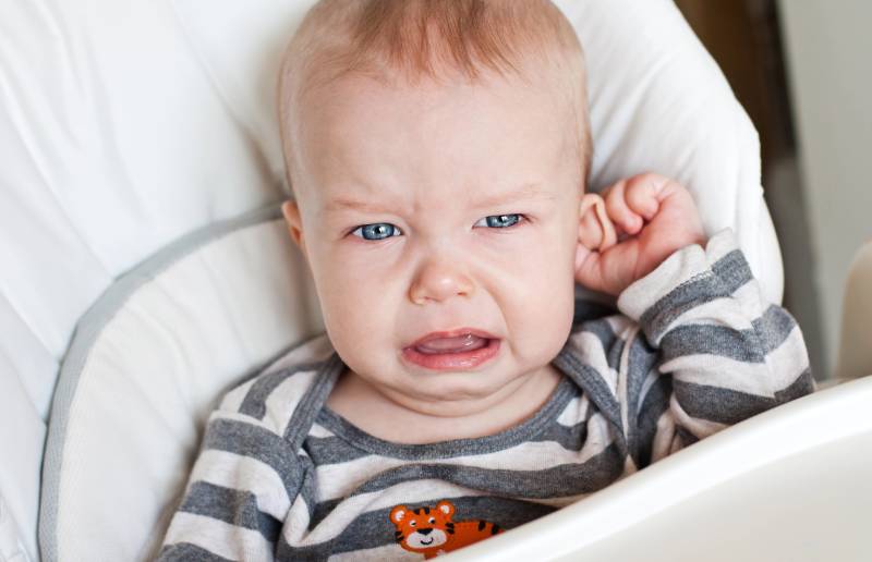 niño llora para llamar atención